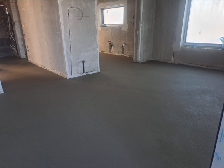 sapa peste incalzirea in pardoseala intr-o camera de bloc